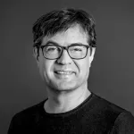 Profilbild von Peter Schapler, Geschäftsführer von Vistanova. Er trägt eine Brille, hat mittellange Haare und lächelt in die Kamera.