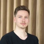Profilbild von Maximilian Haider. Er trägt einen schwarzen Pulli. Er hat dunkelblonde, zurückgekämmte Haare und schaut in die Kamera.